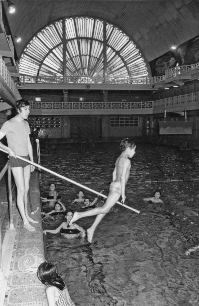 Musée La Piscine à Roubaix, vue de l'ancienne piscine Art Déco transformée en espace d'exposition avec vitraux et bassin reconverti.
